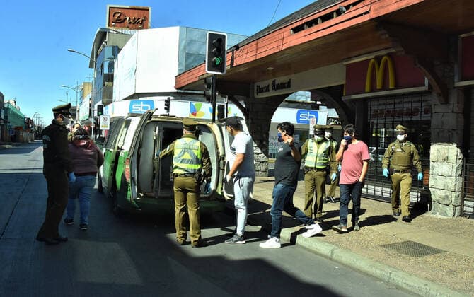 Temuco, April 6, 2020 Citizens of Temuco are controlled and detained in the city of Temuco during the quarantine against the coronavirus Hector Andrade Aton Chile, Temuco Chile Aton 410134  Copyright: HECTORxANDRADE ATONxCHILE