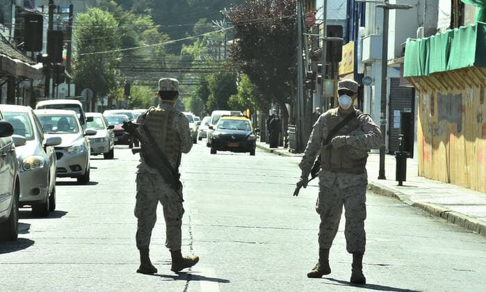 Temuco, April 6, 2020 Citizens of Temuco are controlled and detained in the city of Temuco during the quarantine against the coronavirus Hector Andrade Aton Chile, Temuco Chile Aton 410136  Copyright: HECTORxANDRADE ATONxCHILE