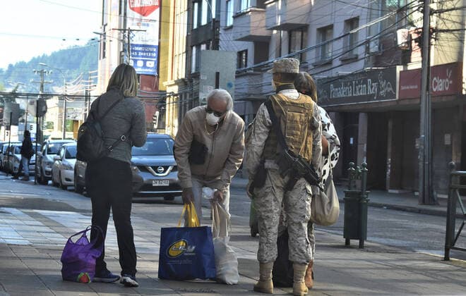 Temuco, April 6, 2020 Citizens of Temuco are controlled and detained in the city of Temuco during the quarantine against the coronavirus Hector Andrade Aton Chile, Temuco Chile Aton 410138  Copyright: HECTORxANDRADE ATONxCHILE