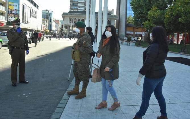 Temuco, April 6, 2020 Citizens of Temuco are controlled and detained in the city of Temuco during the quarantine against the coronavirus Hector Andrade Aton Chile, Temuco Chile Aton 410139  Copyright: HECTORxANDRADE ATONxCHILE