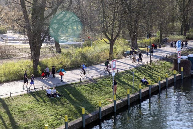 06 04 2020, Berlin Germany In Treptower Park, people enjoy the beautiful weather, they walk or cycle along the Spree All pay attention to the distance regulation during the corona crisis