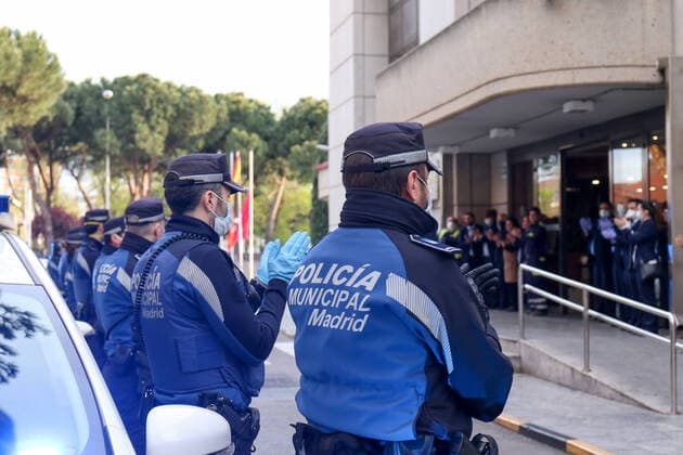 April 6, 2020, Madrid, MADRID, SPAIN: Illustration, tribute of the Local Police of Madrid to the workers of the M30 mortuary during the fourth week after the Government declared the state of alarm in Spain and recommended people to stay at home to fight coronavirus COVID-19 on April 06, 2020 in Madrid, Spain Madrid SPAIN - ZUMAa181 20200406_zaa_a181_003 Copyright: xOscarxJ.xBarrosox