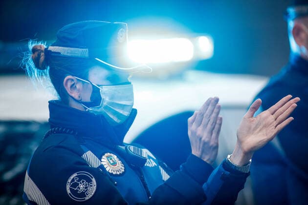April 6, 2020, Madrid, MADRID, SPAIN: Illustration, tribute of the Local Police of Madrid to the workers of the M30 mortuary during the fourth week after the Government declared the state of alarm in Spain and recommended people to stay at home to fight coronavirus COVID-19 on April 06, 2020 in Madrid, Spain Madrid SPAIN - ZUMAa181 20200406_zaa_a181_031 Copyright: xOscarxJ.xBarrosox