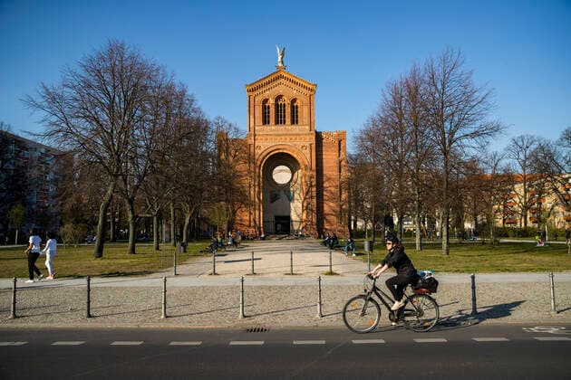 People enjoy the sun at Michaelskirchplatz Berlin, April 6, 2020 To slow down the spread of the coronavirus SARS CoV 2, the federal and state governments decided on further restrictions After museums, theatres, sports events, etc. were banned, further tightened measures came