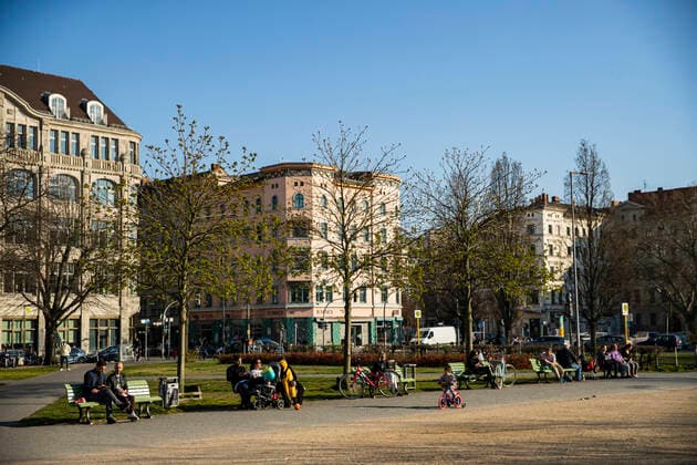 People enjoy the sun at the Oranienplatz in Berlin on 6 April 2020 To slow down the spread of the coronavirus SARS CoV 2, the federal and state governments decided on further restrictions After museums, theatres, sporting events etc. were banned, further tightened measures have