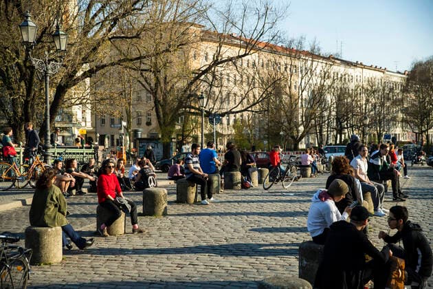 People enjoy the sun on the Admiralbruecke in Berlin on 6 April 2020 To slow down the spread of the coronavirus SARS CoV 2, the federal and state governments decided on further restrictions After museums, theatres, sporting events etc. were banned, further tightened measu