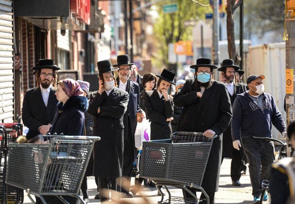 April 6, 2020, New York Brooklyn Williamsburg, USA: Dozens Orthodox Jewish community gathered in violation of the states social distancing rules. The Orthodox Jewish neighborhood which has seen an upsurge of (COVID-19) patients during the pandemic.04 06 20. New York Brooklyn Williamsburg. New York Brooklyn Williamsburg USA - ZUMAs252 20200406_znp_s252_005 Copyright: xMarcusxSantosx
