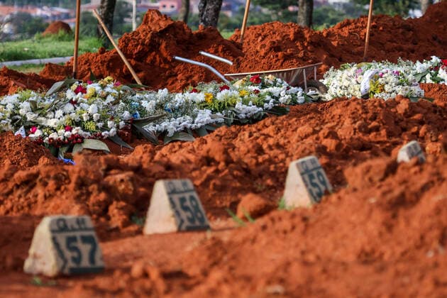SOROCABA, SP - 06.04.2020: ENTERRO DE SUSPEITA DE COVID 19 - The body of an elderly woman, suspected of COVID-19 (new coronavirus) is buried in the late afternoon, almost Monday night (6) at the Santo Antônio Cemetery in Sorocaba (SP). More than 80 new graves have been opened at the site. The coverios are working in shifts and each one has only one PPE kit that they need to clean every day. According to the city hall, Sorocaba has so far 16 suspected deaths, 3 confirmed deaths and 25 confirmed cases and 336 awaiting results. x1902047x  CaduxRolim