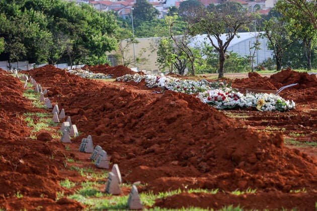 SOROCABA, SP - 06.04.2020: ENTERRO DE SUSPEITA DE COVID 19 - The body of an elderly woman, suspected of COVID-19 (new coronavirus) is buried in the late afternoon, almost Monday night (6) at the Santo Antônio Cemetery in Sorocaba (SP). More than 80 new graves have been opened at the site. The coverios are working in shifts and each one has only one PPE kit that they need to clean every day. According to the city hall, Sorocaba has so far 16 suspected deaths, 3 confirmed deaths and 25 confirmed cases and 336 awaiting results. x1902048x  CaduxRolim