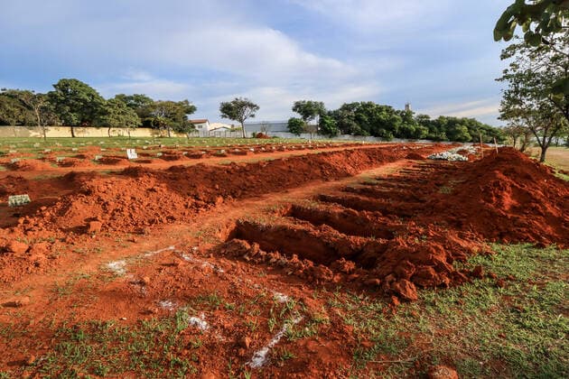 SOROCABA, SP - 06.04.2020: ENTERRO DE SUSPEITA DE COVID 19 - The body of an elderly woman, suspected of COVID-19 (new coronavirus) is buried in the late afternoon, almost Monday night (6) at the Santo Antônio Cemetery in Sorocaba (SP). More than 80 new graves have been opened at the site (photo). The coverios are working in shifts and each one has only one PPE kit that they need to clean every day. According to the city hall, Sorocaba has so far 16 suspected deaths, 3 confirmed deaths and 25 confirmed cases and 336 awaiting results. x1902050x  CaduxRolim