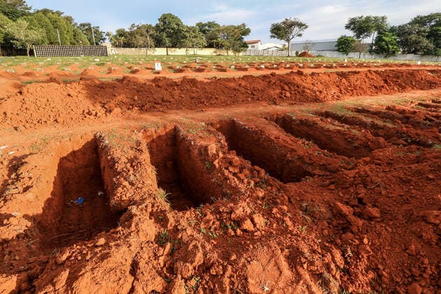SOROCABA, SP - 06.04.2020: ENTERRO DE SUSPEITA DE COVID 19 - The body of an elderly woman, suspected of COVID-19 (new coronavirus) is buried in the late afternoon, almost Monday night (6) at the Santo Antônio Cemetery in Sorocaba (SP). More than 80 new graves have been opened at the site (photo). The coverios are working in shifts and each one has only one PPE kit that they need to clean every day. According to the city hall, Sorocaba has so far 16 suspected deaths, 3 confirmed deaths and 25 confirmed cases and 336 awaiting results. x1902051x  CaduxRolim