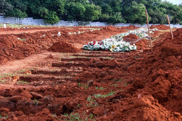 SOROCABA, SP - 06.04.2020: ENTERRO DE SUSPEITA DE COVID 19 - The body of an elderly woman, suspected of COVID-19 (new coronavirus) is buried in the late afternoon, almost Monday night (6) at the Santo Antônio Cemetery in Sorocaba (SP). More than 80 new graves have been opened at the site (photo). The coverios are working in shifts and each one has only one PPE kit that they need to clean every day. According to the city hall, Sorocaba has so far 16 suspected deaths, 3 confirmed deaths and 25 confirmed cases and 336 awaiting results. x1902052x  CaduxRolim