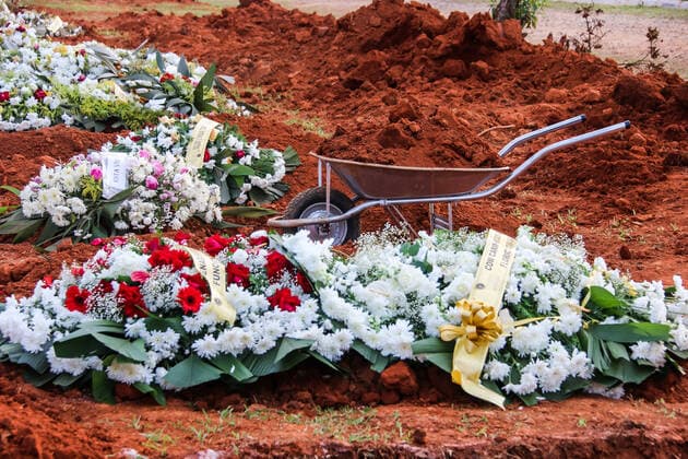SOROCABA, SP - 06.04.2020: ENTERRO DE SUSPEITA DE COVID 19 - The body of an elderly woman, suspected of COVID-19 (new coronavirus) is buried in the late afternoon, almost Monday night (6) at the Santo Antônio Cemetery in Sorocaba (SP). More than 80 new graves have been opened at the site. The coverios are working in shifts and each one has only one PPE kit that they need to clean every day. According to the city hall, Sorocaba has so far 16 suspected deaths, 3 confirmed deaths and 25 confirmed cases and 336 awaiting results. x1902054x  CaduxRolim