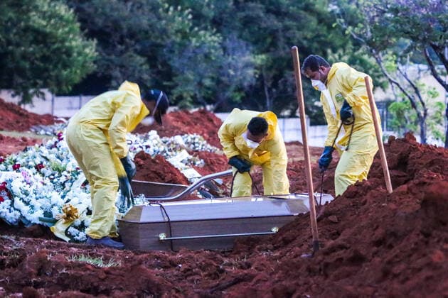 SOROCABA, SP - 06.04.2020: ENTERRO DE SUSPEITA DE COVID 19 - The body of an elderly woman, suspected of COVID-19 (new coronavirus) is buried in the late afternoon, almost Monday night (6) at the Santo Antônio Cemetery in Sorocaba (SP). More than 80 new graves have been opened at the site. The coverios are working in shifts and each one has only one PPE kit that they need to clean every day. According to the city hall, Sorocaba has so far 16 suspected deaths, 3 confirmed deaths and 25 confirmed cases and 336 awaiting results. x1902071x  CaduxRolim