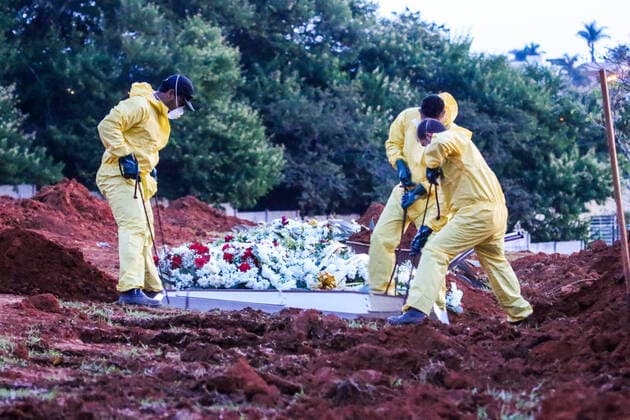 SOROCABA, SP - 06.04.2020: ENTERRO DE SUSPEITA DE COVID 19 - The body of an elderly woman, suspected of COVID-19 (new coronavirus) is buried in the late afternoon, almost Monday night (6) at the Santo Antônio Cemetery in Sorocaba (SP). More than 80 new graves have been opened at the site. The coverios are working in shifts and each one has only one PPE kit that they need to clean every day. According to the city hall, Sorocaba has so far 16 suspected deaths, 3 confirmed deaths and 25 confirmed cases and 336 awaiting results. x1902073x  CaduxRolim