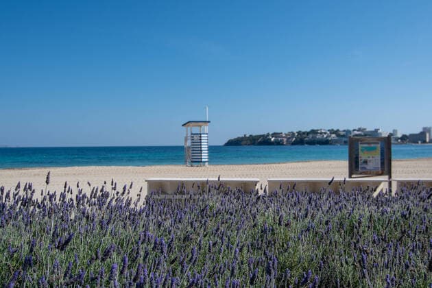 20200406 Palma de Mallorca under Corona Close down PALMA DE MALLORCA, SPAIN APRIL 6 2020 Lifeguard tower on Palma Nova beach at Palma de Mallorca under Corona Close down on April 6, 2020 in Palma de Mallorca, Palma de Mallorca Baleares Spain