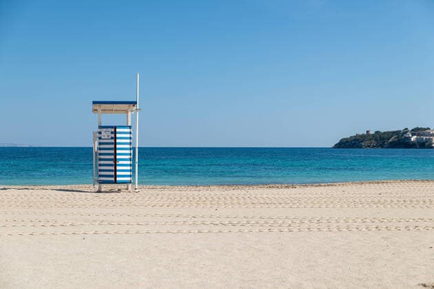 20200406 Palma de Mallorca under Corona Close down PALMA DE MALLORCA, SPAIN APRIL 6 2020 Lifeguard tower on Palma Nova beach at Palma de Mallorca under Corona Close down on April 6, 2020 in Palma de Mallorca, Palma de Mallorca Baleares Spain