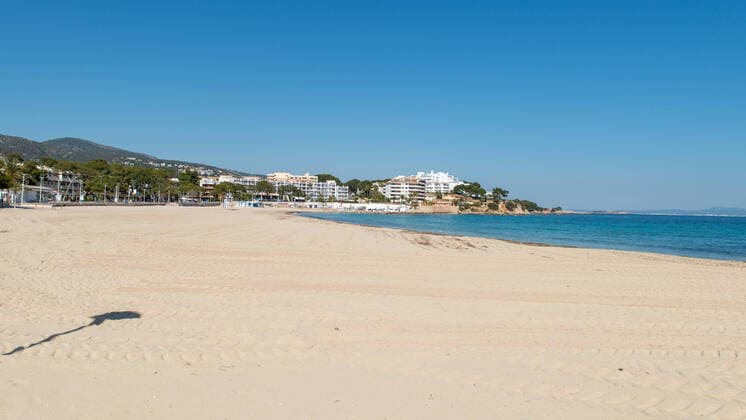20200406 Palma de Mallorca under Corona Close down PALMA DE MALLORCA, SPAIN APRIL 6 2020 Palma Nova beach at Palma de Mallorca under Corona Close down on April 6, 2020 in Palma de Mallorca, Palma de Mallorca Baleares Spain
