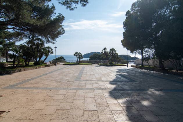 20200406 Palma de Mallorca under Corona Close down PALMA DE MALLORCA, SPAIN APRIL 6 2020 Public park in Santa Ponsa at Palma de Mallorca under Corona Close down on April 6, 2020 in Palma de Mallorca, Palma de Mallorca Baleares Spain