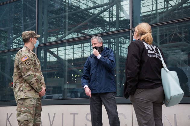 April 5, 2020, New York City, NY, United States of America: New York Mayor Bill de Blasio talks to U.S. Army Maj. Sean Grady outside the Federal Medical Station COVID-19, coronavirus pandemic relief facility set up at the Jacob Javits Center April 5, 2020 in New York City, New York. New York City United States of America - ZUMAp138 20200405_zaa_p138_006 Copyright: xDeontexRowel U.S.xNavyx