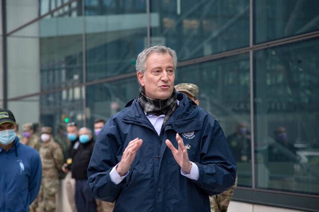 April 5, 2020, New York City, NY, United States of America: New York Mayor Bill de Blasio talks to sailors arriving outside the Federal Medical Station COVID-19, coronavirus pandemic relief facility set up at the Jacob Javits Center April 5, 2020 in New York City, New York. New York City United States of America - ZUMAp138 20200405_zaa_p138_008 Copyright: xDeontexRowel U.S.xNavyx