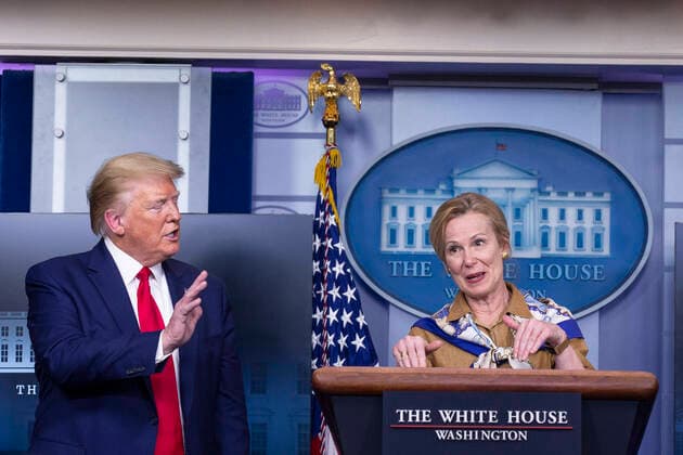 News Bilder des Tages April 6, 2020, Washington, District of Columbia, USA: United States President Donald J. Trump, left, gestures as Deborah Birx, coronavirus response coordinator, speaks during a news conference on the COVID-19 pandemic in the James S. Brady Press Briefing Room of the White House in Washington D.C., U.S. on Monday, April 6, 2020. The United States has now reached 10,000 deaths caused by the novel Coronavirus, as officials debate the effectiveness of hydroxychloroquine, a drug used to treat malaria, to also treat the Coronavirus. Credit: CNP Washington USA - ZUMAs152 20200406_zaa_s152_080 Copyright: xStefanixReynoldsx