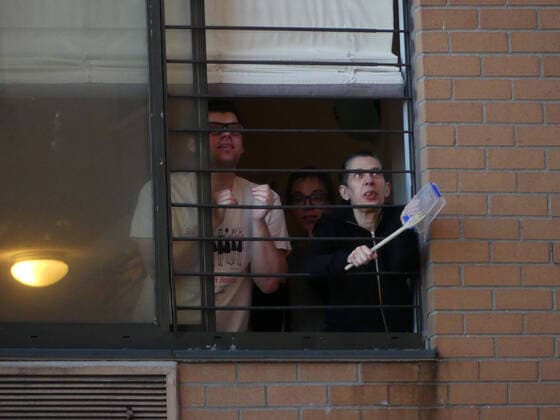 April 6, 2020, New York, New York, USA: Every night New Yorkers in isolation go to their windows to cheer and applaud for essential workers who continue to serve despite the COVID 19 pandemic..April 6, 2020 New York USA - ZUMAm57_ 20200406_zaf_m57_030 Copyright: xJohnxMarshallxMantelx
