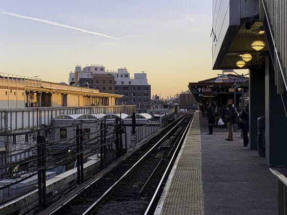 April 6, 2020, International, Bronx,New York,USA: (NEW) Covid-19:Movement in Bronx. April 6,2020,Bronx,New York,USA: Movement of people on the streets,subway station during Coronavirus pandemic in Bronx,New York city. ..Credit: Thenews2 International - ZUMAn293 20200406_znp_n293_020 Copyright: xNiyixFotex