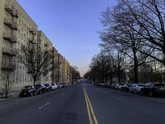 April 6, 2020, International, Bronx,New York,USA: (NEW) Covid-19:Movement in Bronx. April 6,2020,Bronx,New York,USA: Movement of people on the streets,subway station during Coronavirus pandemic in Bronx,New York city. ..Credit: Thenews2 International - ZUMAn293 20200406_znp_n293_028 Copyright: xNiyixFotex