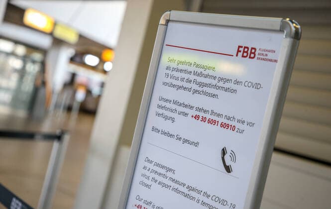 Coronavirus in Berlin Berlin, 06 04 2020, Tegel Airport Sign in front of passenger information desk shows Dear Passengers, as a preventive measure against the COVID 19 virus, the passenger information desk is temporarily closed Berlin Berlin Germany Tegel Airport