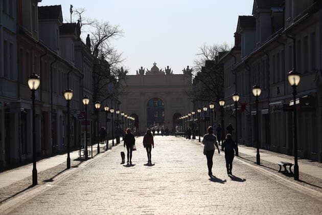 People walking in the late afternoon in the Brandenburger Straße, in the background the Brandenburg Gate, Potsdam, 6 April 2020 To slow down the spread of the coronavirus SARS CoV 2 there are currently exit and contact restrictions Coronavirus Potsdam