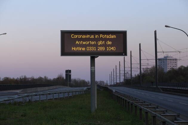 A traffic information board with the indication Coronavirus in Potsdam Answers are given by the hotline 0331 289 1040 at Nuthestraße, Potsdam, 6 April 2020 To slow down the spread of the Coronavirus Sars CoV 2 there are currently exit and contact restrictions Coronavirus Potsdam