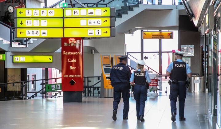 Coronavirus in Berlin Berlin, 06 04 2020, Tegel Airport Due to measures to contain the coronavirus there are no passengers in the hangar on their way to Terminal A Police officers are checking the corridors Berlin Berlin Germany Tegel Airport