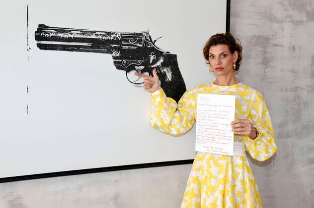 Fotoshootings der letzten Wochen Bilder des Jahres 2020, Entertainment 04 April Entertainment Themen der Woche KW15 News Bilder des Tages Sarah Kronsbein bei einem exlusiven Photoshooting in ihrer wegen der Corona-Krise geschlossenen Galerie Kronsbein mit Bildern aus der Russell Young Ausstellung Heroes + Heroins . München, 06.04.2020 *** Sarah Kronsbein at an exclusive photo shooting in her gallery Kronsbein, which was closed due to the corona crisis, with pictures from the Russell Young exhibition Heroes Heroins Munich, 06 04 2020 Foto:xS.xAdamx xFuturexImage