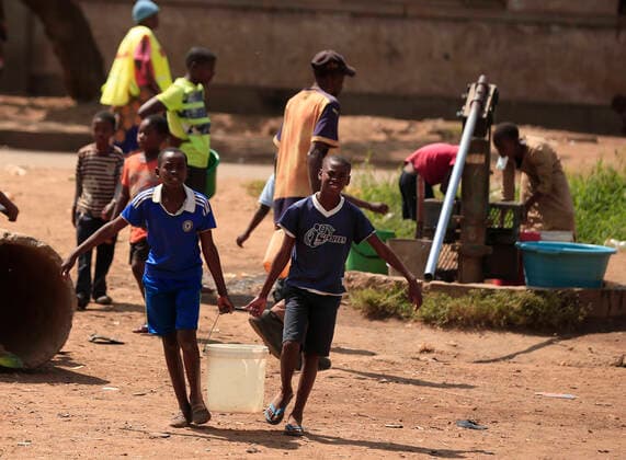 (200407) -- HARARE, April 7, 2020 (Xinhua) -- Children fetch water from a borehole in a suburb in Harare, Zimbabwe, April 6, 2020. Zimbabwe is in a 21-day national lockdown which ends on April 19 in a bid to curb the spread of novel coronavirus. The country has so far recorded nine cases of COVID-19 and one death. (Photo by Shaun Jusa Xinhua) ZIMBABWE-HARARE-COVID-19-LOCKDOWN 