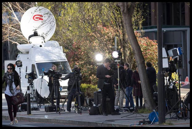 . 07 04 2020. London, United Kingdom. The worldÕs media outside St.ThomasÕ Hospital in London after Prime Minister Boris Johnson was transferred to the Intensive Care Unit.  xStephenxLockx xi-Imagesx IIM-20995-0006