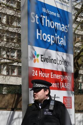 . 07 04 2020. London, United Kingdom. Police outside St.Thomas™ hospital in London after Prime Minister Boris Johnson was transfered to the Intensive Care Unit at the hospital .  xStephenxLockx xi-Imagesx IIM-20995-0008
