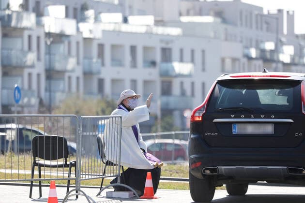 A priest hears confession in the car park outside the Temple of Divine Providence in Warsaw during the coronavirus outbreak A priest hears confession in the car park outside the Temple of Divine Providence during the coronavirus outbreak on April 07, 2020 in Warsaw, Poland EN_01423818_0002 