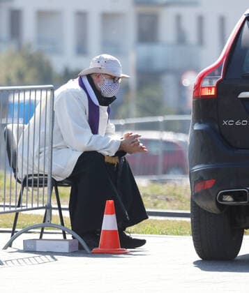 A priest hears confession in the car park outside the Temple of Divine Providence in Warsaw during the coronavirus outbreak A priest hears confession in the car park outside the Temple of Divine Providence during the coronavirus outbreak on April 07, 2020 in Warsaw, Poland EN_01423818_0006 
