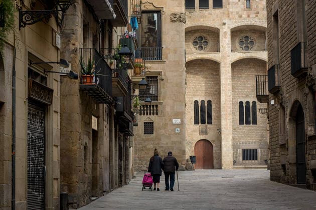 April 7, 2020, Barcelona, Catalonia, Spain: An elderly couple go through the empty streets of the Gothic Quarter of Barcelona on their way to the supermarket to buy groceries. After four-day fall, daily coronavirus deaths in Spain rise to 743. The total number of fatalities in the country now stands at 13,798, with 140,510 confirmed infections. Barcelona Spain - ZUMAb137 20200407_zap_b137_003 Copyright: xJordixBoixareux