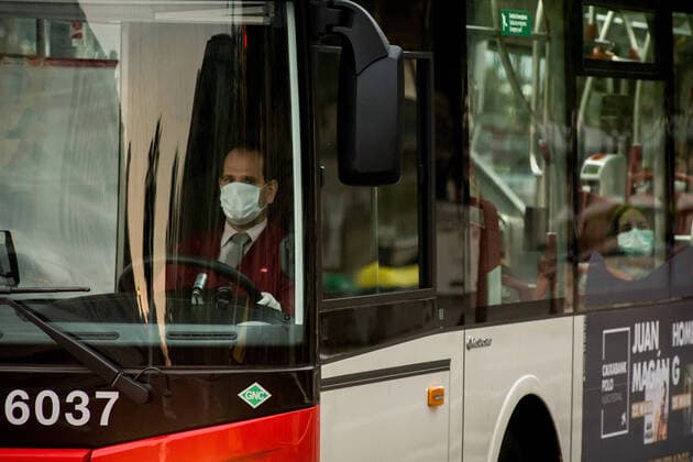 April 7, 2020, Barcelona, Catalonia, Spain: A bus driver wearing a protective face mask waits for the traffic light to turn green in Barcelona. After four-day fall, daily coronavirus deaths in Spain rise to 743. The total number of fatalities in the country now stands at 13,798, with 140,510 confirmed infections. Barcelona Spain - ZUMAb137 20200407_zap_b137_008 Copyright: xJordixBoixareux