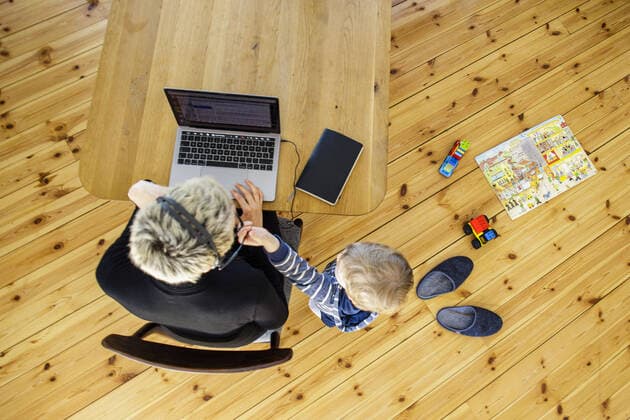 A woman is sitting at her desk at home and working Next to her, a child is playing Berlin, 06 04 2020 During curfew and quarantine due to the corona virus, COVID 19, SARS CoV 2, many workers are forced to work from home Parents are doubly burdened and have to additionally care for their children Berlin Germany Copyright: xThomasxTrutschel photothekx