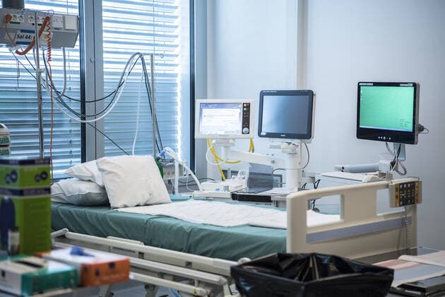 The idea was that the 23 operating rooms in the new building at Karolinska University Hospital in Huddinge would be commissioned this month, but now the hospital has transformed them into temporary intensive care units for covid 19 patients,  Copyright: xBARDELLxANDREAS Aftonbladetx Corona Karolinska Huddinge