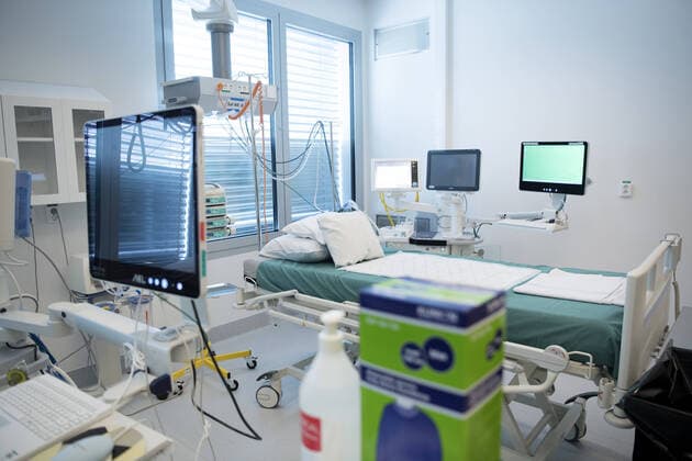 The idea was that the 23 operating rooms in the new building at Karolinska University Hospital in Huddinge would be commissioned this month, but now the hospital has transformed them into temporary intensive care units for covid 19 patients,  Copyright: xBARDELLxANDREAS Aftonbladetx Corona Karolinska Huddinge