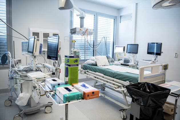 The idea was that the 23 operating rooms in the new building at Karolinska University Hospital in Huddinge would be commissioned this month, but now the hospital has transformed them into temporary intensive care units for covid 19 patients,  Copyright: xBARDELLxANDREAS Aftonbladetx Corona Karolinska Huddinge