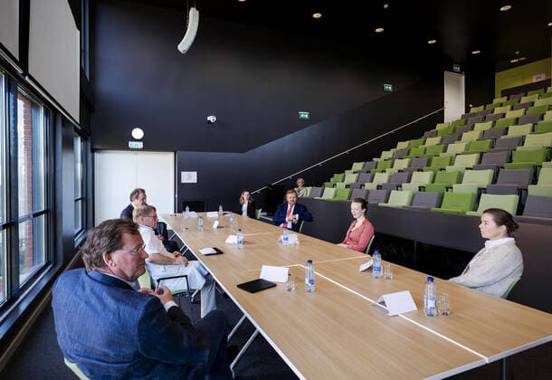 07-04-2020 Den Bosch King Willem-Alexander visited, in the context of combating the coronavirus (COVID-19), the Jeroen Bosch Hospital (JHA) in Den Bosch. King Willem-Alexander spoke about the current situation in the JHA with Piet-Hein Buiting, chairman of the Executive Board, and the JHA staff. Dhr. Buiting, voorzitter raad van bestuur Dhr. Visser, betrokken bij het regionaal coördinatiecentrum inzake overplaatsing van patiënten naar andere ziekenhuizen Mevr. Kemink, voorzitter bestuur Bossche Specialisten Coöperatie Dhr. De Jager, intensivist Dhr. Van Well, zorgmanager, voorzitter Outbreak Management Team Mevr. Kooijman, unithoofd corona-afdeling Mevr. Cornegé, geriater Mevr. Van Apeldoorn, internist-infectioloog, voorzitter behandel expertise team Copyright: xxPPE pool v.d.xWerf v.xLonkhuijx