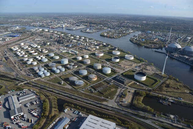 Hamburg the 07 04 2020 Archive photo The oil company Shell sells its tank farm in Hamburg Harburg for the construction of the port