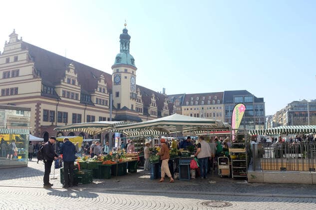 Leipzig, 07 04 2020, City of Leipzig, Tuesday morning , Measures against the spread of the corona virus The regional markets may take place again despite the closure of retail and public facilities , In the picture market day on the leipziger Marktpklatz in front of the old city hall ,