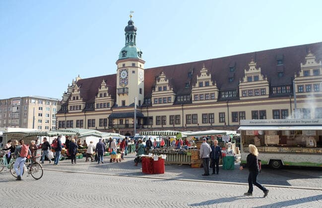 Leipzig, 07 04 2020, City of Leipzig, Tuesday morning , Measures against the spread of the corona virus The regional markets may take place again despite the closure of retail and public facilities , In the picture market day on the leipziger Marktpklatz in front of the old city hall ,