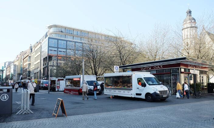 Leipzig, 07 04 2020, City of Leipzig, Tuesday morning , Measures against the spread of the corona virus The regional markets may take place again despite the closure of retail and public facilities , In the picture Markttag A part of the stands moved to Petersstraße ,